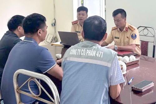 Phạt công ty để máy thi công không gắn cảnh báo trên cao tốc Nội Bài - Lào Cai