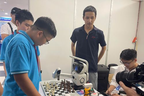 'Chạm tay vào tương lai' tại Triển lãm Robot, AI và STEM Hà Nội 2026
