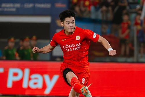Đình Bắc chấn thương, phải nhờ nhân viên y tế dìu khỏi sân