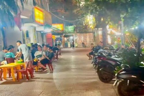Hàng quán chiếm lối đi quanh hồ Đầm Tròn