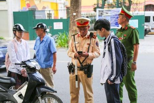 Hà Nội: Phòng ngừa vi phạm từ cổng trường