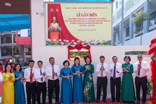 Phường Ngọc Hà gắn biển công trình trường học chào mừng Ngày Giải phóng Thủ đô