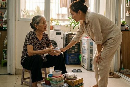 Đón mẹ chồng lên chung cư sống, những chiếc hộp nhựa cũ khiến tôi chạnh lòng