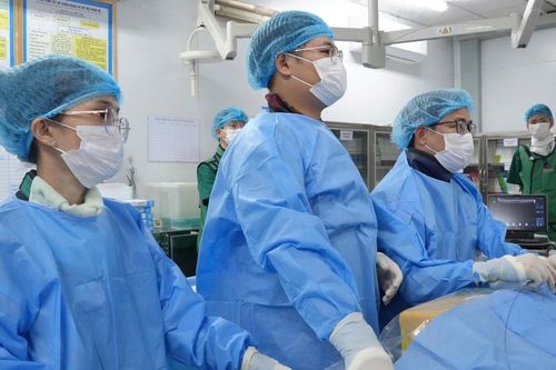 Bất ngờ phát hiện bệnh khi khám ở trường, bé trai được can thiệp kịp thời