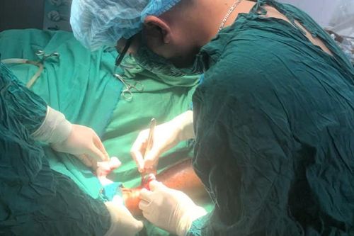 Y tế đảo tiền tiêu Bạch Long Vĩ phẫu thuật thành công cho bệnh nhân bị tai nạn lao động