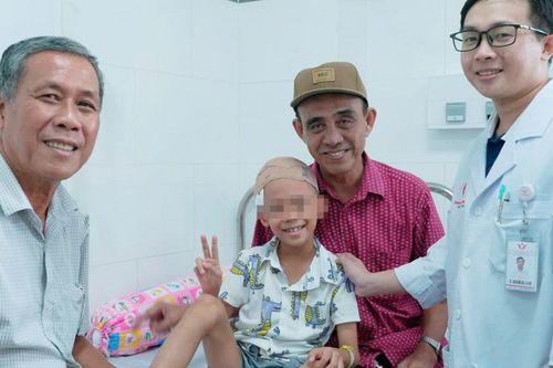 Bé trai lớp 2 đang ngồi học bất ngờ vỡ mạch máu não hôn mê
