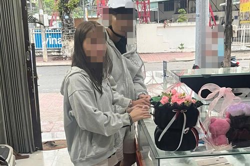 Thiếu nợ, 4 người bàn nhau cướp điện thoại tại cửa hàng