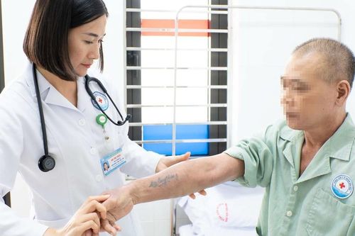 Tắm nước lá chữa ngứa hơn 2 tháng, người đàn ông tổn thương da toàn thân