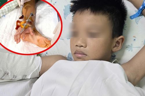 'Xin cứu tay của con' - nghẹn lòng lời cầu cứu của cậu bé 8 tuổi sau vụ sập cổng làng