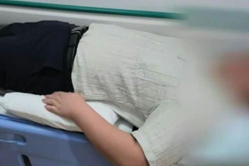 Bất ngờ liệt 2 chân sau 1 đêm kê gối ngủ