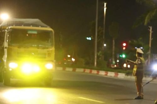 CSGT Hà Nội xử lý xe tải 'độ' đèn, còi và làm rơi vãi vật liệu
