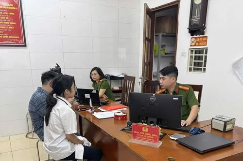 Hành chính xuyên đêm - Tận tâm vì dân phục vụ