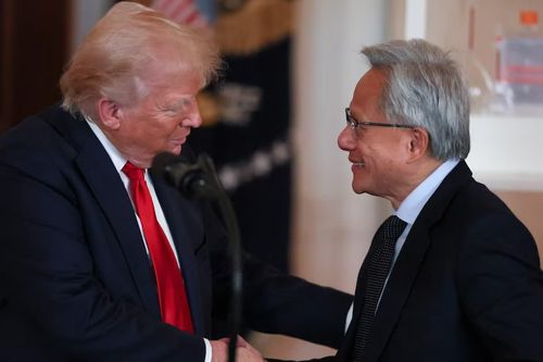 Ông Trump mua cổ phiếu Nvidia trước lễ trao huân chương cho CEO