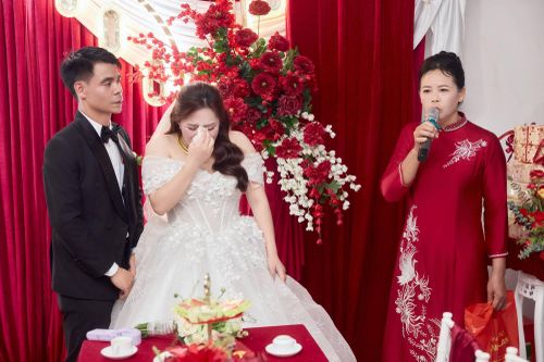 Cô dâu khóc nức nở khi mẹ chồng cũ phát biểu trong ngày cưới