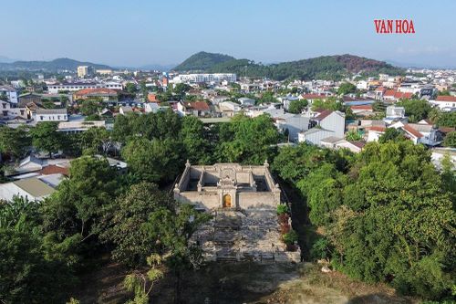 Lăng mộ Hoàng Thái hậu triều Nguyễn nằm 'ẩn mình' giữa khu dân cư
