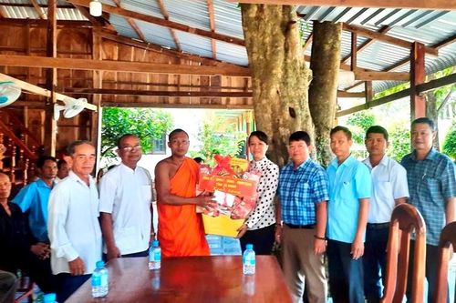 An Giang: Thăm, chúc mừng các chùa Khmer nhân Lễ Sen Đôn Ta