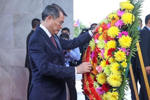 Thủ tướng Lê Minh Hưng đặt vòng hoa tại Đài Độc lập, Đài tưởng niệm cố Quốc vương Norodom Sihanouk, Đài Hữu nghị Campuchia-Việt Nam
