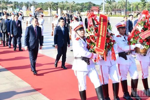 Thủ tướng Lê Minh Hưng và Thủ tướng Saleumxay Kommasith dâng hoa tri ân các bậc lãnh tụ tiền bối Việt Nam và Lào