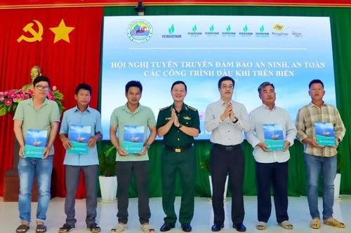 Ngư dân được hướng dẫn bảo đảm an toàn công trình trên biển và chống khai thác IUU