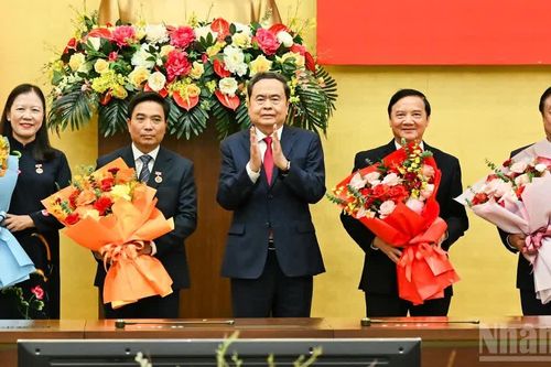 [Ảnh] Chủ tịch Quốc hội Trần Thanh Mẫn trao Huy hiệu 35 năm tuổi Đảng, tặng lãnh đạo Quốc hội
