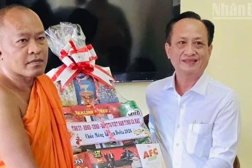 Cà Mau tổ chức nhiều đoàn lãnh đạo đi thăm, chúc mừng Lễ Sen Dolta đồng bào Khmer