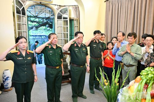 Đại tướng Nguyễn Trọng Nghĩa dâng hương tưởng nhớ Đại tướng Võ Nguyên Giáp