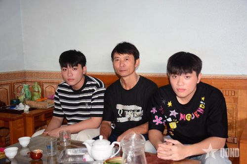 Anh em song sinh chung nguyện vọng quân hành