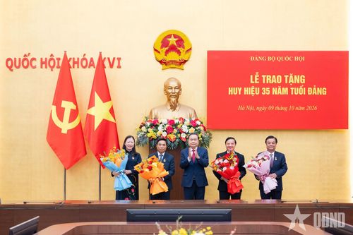 Chủ tịch Quốc hội Trần Thanh Mẫn trao Huy hiệu 35 năm tuổi Đảng tặng các đồng chí lãnh đạo, nguyên lãnh đạo Quốc hội