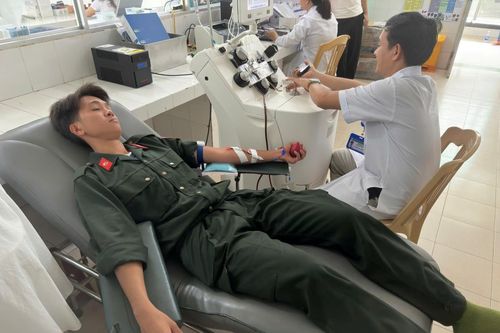 Chiến sĩ CSCĐ kịp thời hiến tiểu cầu cho bệnh nhân ung thư gan