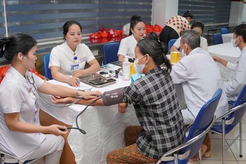 Chăm sóc người cao tuổi không chỉ dừng ở điều trị bệnh