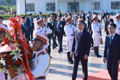 Thủ tướng Lê Minh Hưng và Thủ tướng Lào dâng hoa tưởng niệm các vị lãnh tụ hai nước