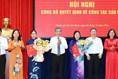 Phó Bí thư Thành ủy TPHCM Nguyễn Phước Lộc trao quyết định cán bộ