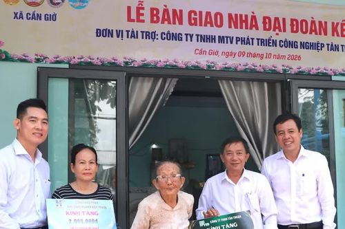 Trao nhà Đại đoàn kết đến người dân hoàn cảnh khó khăn