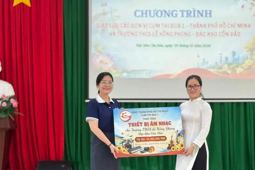 Cụm thi đua số 1 TPHCM hỗ trợ thiết bị âm nhạc gần 100 triệu đồng cho trường học tại Côn Đảo