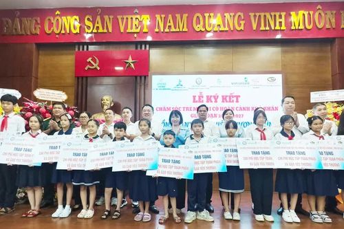 Đỡ đầu 13 học sinh mồ côi, khó khăn đến năm 18 tuổi