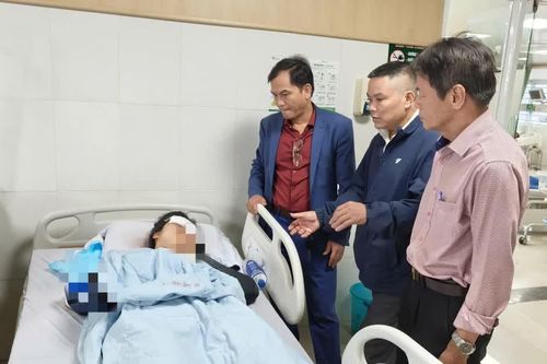Lãnh đạo nhà trường thăm hỏi, động viên tinh thần nữ sinh bị bạn gây thương tích