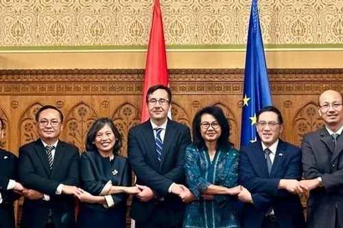Đại sứ Việt Nam và các nước ASEAN trao đổi với Chủ nhiệm Ủy ban Đối ngoại Quốc hội Hungary và Phó Quốc vụ khanh Bộ Ngoại giao