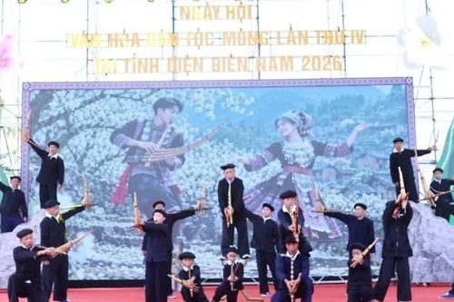 11 đoàn nghệ nhân, diễn viên quần chúng trình diễn nghệ thuật khèn Mông
