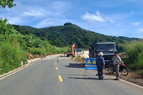 Mưa lớn gây sạt trượt, nứt đường trên Quốc lộ 28B