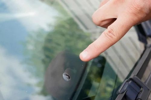 Có nên dùng keo siêu dính để sửa vết nứt trên kính lái ô tô không?