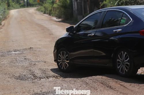 Đường sụp lún vì 300 xe chở đất phục vụ dự án sân bay Phù Cát