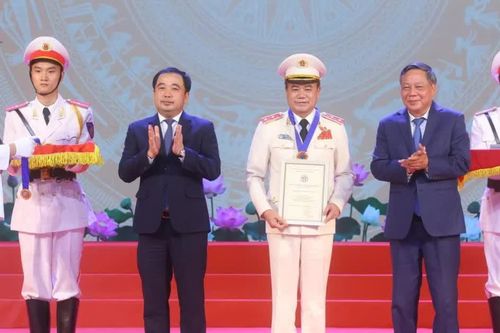 Giám đốc Công an Hà Nội được trao tặng danh hiệu 'Công dân Thủ đô ưu tú'