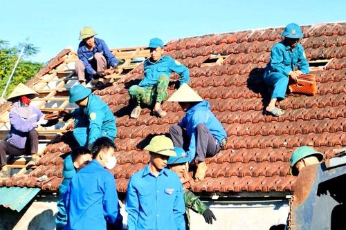 Khi màu áo xanh chung sức mở đường