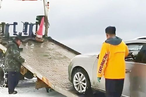 Đi du lịch một mình trên đỉnh núi, người đàn ông thoát nạn nhờ chui vào cốp xe