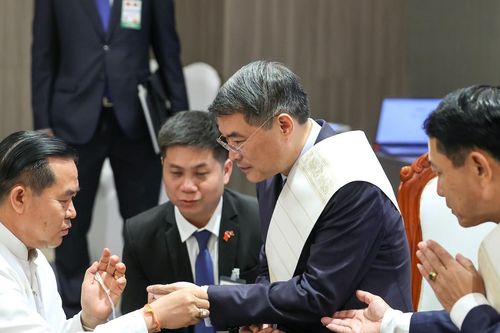 Thủ tướng Lê Minh Hưng dự Lễ buộc chỉ cổ tay truyền thống của Lào