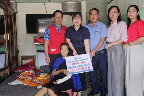 Trao hơn 158 triệu đồng đến gia đình có vợ bị tai nạn, con bại não 22 năm
