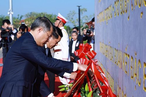 Thủ tướng Lê Minh Hưng và Thủ tướng Lào dâng hoa tưởng niệm các lãnh tụ hai nước