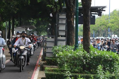 Cảnh khó tin ở làn riêng xe đạp đường Mai Chí Thọ giờ cao điểm