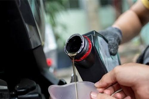 Xe máy để vài tháng không đi, trước khi chạy lại có cần thay dầu nhớt không?