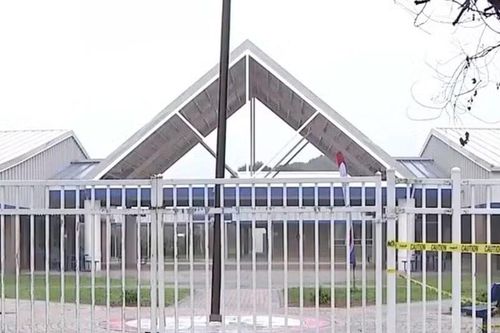 Học sinh 5 tuổi tử vong sau khi bảng điện tử trong lớp học đổ trúng